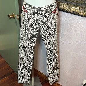 NWT VIP Black & White
Tribal Straight Leg Stretch Jeans Sz 9/10- retro design